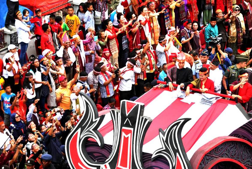 Float on: President Joko “Jokowi” Widodo (left, on float) and First Lady Iriana wave to spectators as they travel on a float during the Wonderful Lake Toba Independence Carnival parade in Balige, Toba Samosir, North Sumatra. (JP/Wendra Ajistyatama)