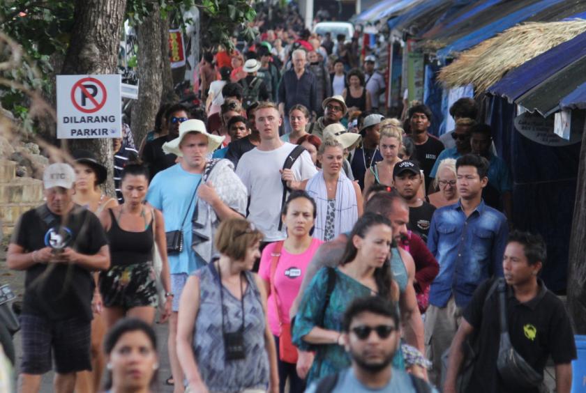 Tourists walk to a pick-up point on Sanur Beach, Denpasar after their return from Nusa Penida Island in Bali on Monday. (JP/Zul Trio Anggono)