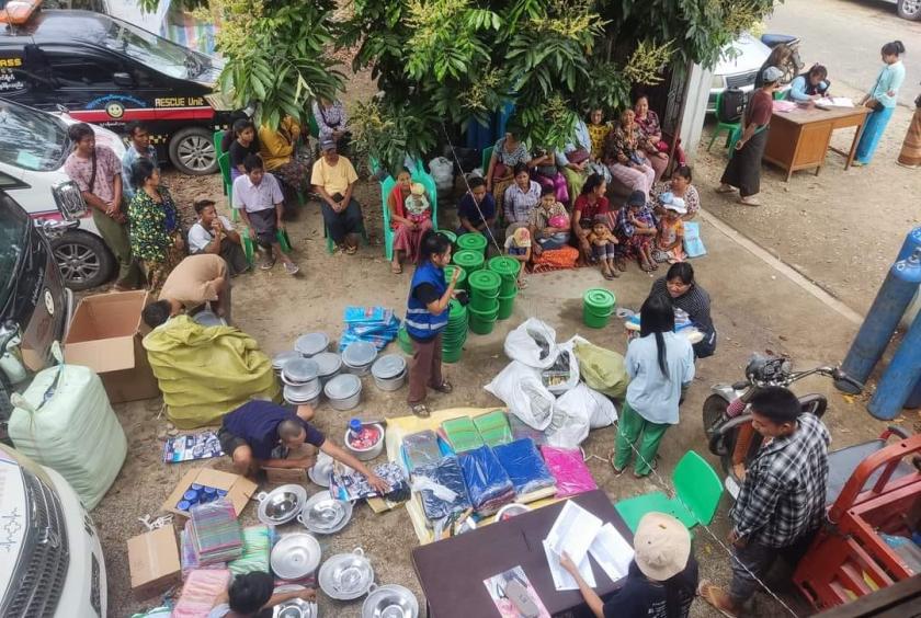 Photo shows some IDPs coming to Bhamo fleeling war. 