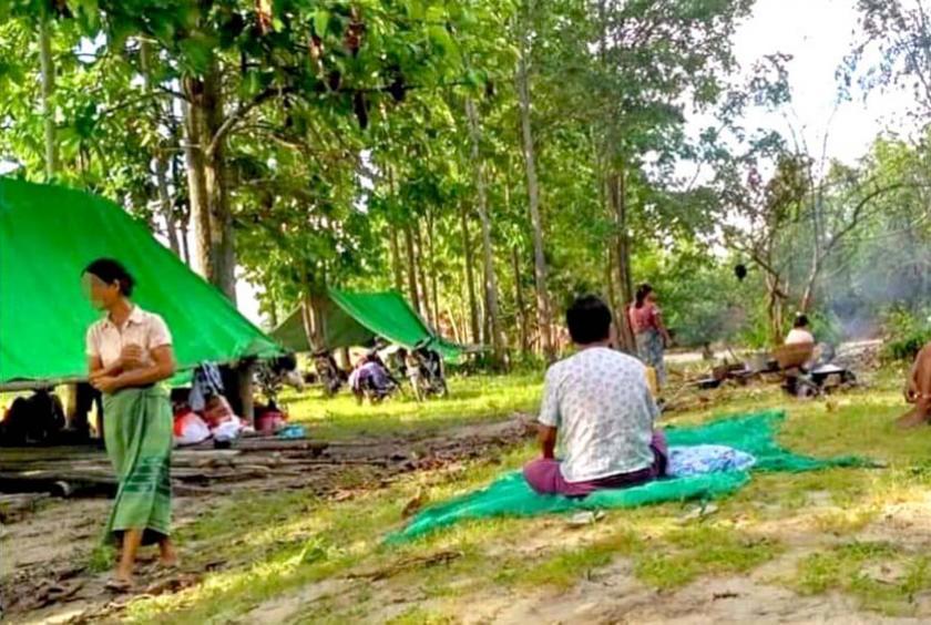 Some Kani residents seen in the jungle after fleeing their villages (Photo-Pyae Aung Naing) 