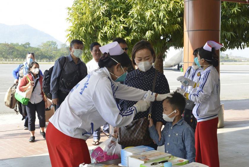 Medical  tests being carried out on passengers arriving at Lashio Airport. Photo-Tun Nay Hlaing (Naungpein)