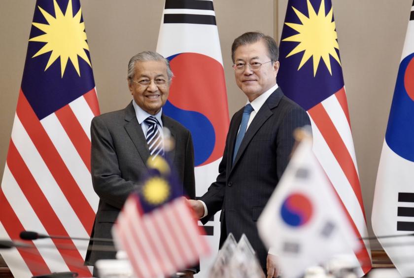 President Moon Jae-in and Malaysian Prime Minister Mahathir bin Mohamad pose for a photograph before the summit meeting at the presidential office in Seoul on Thursday. Yonhap