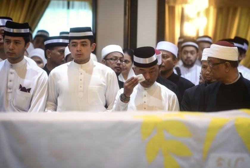 Malaysia King sheds tears as he pays last respects to his ...