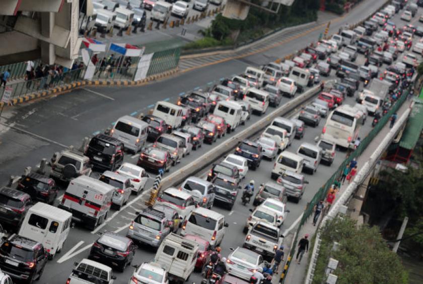 RUSH TO GO HOME Motorists pack the northbound side of Edsa in Guadalupe, Makati City, on Monday, as Metro Manila prepares for modified enhanced community quarantine effective Tuesday. (Photo by GRIG C. MONTEGRANDE / Philippine Daily Inquirer)  Read more: https://newsinfo.inquirer.net/1316319/metro-4-other-areas-back-on-lockdown#ixzz6U7MhADnt Follow us: @inquirerdotnet on Twitter | inquirerdotnet on Facebook