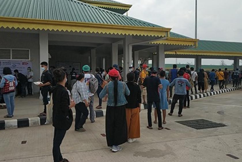 Returnees from Thailand wait in line at Myawady for health checks on May 23 