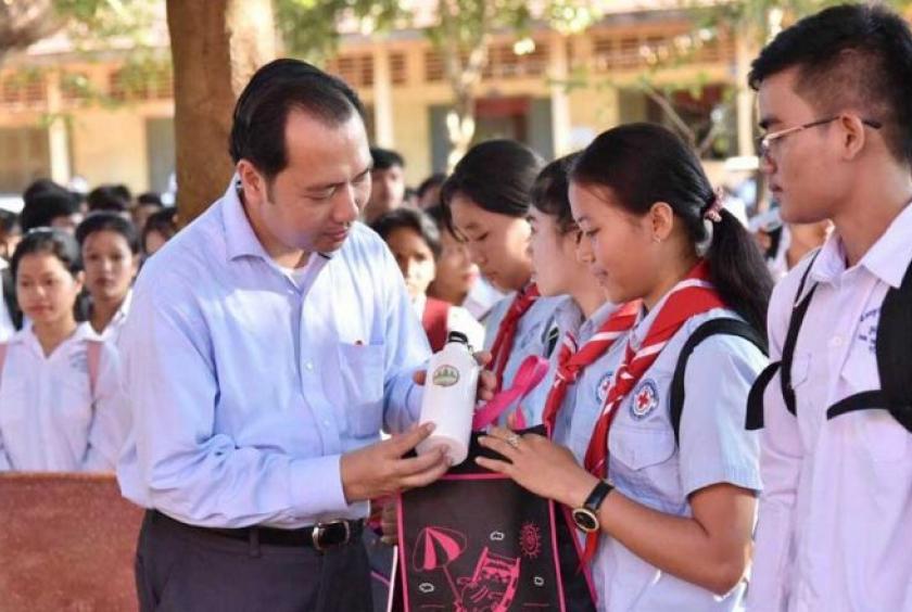 Ministry of Environment secretary of state Neth Pheaktra provides a student with a reusable water bottle to encourage environmental conservation. Ministry of environment