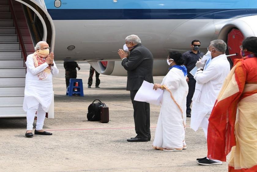 Prime Minister Narendra Modi being received by the West Bengal Chief Minister Mamata Banerjee and Governor Jagdeep Dhankhar on his arrival at the Kolkata Airport. (Photo: Twitter | @PIB_India)