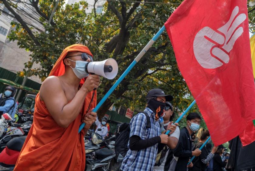  This photo taken and received from an anonymous source via Facebook on March 26, 2021 shows a Buddhist monk taking part in a demonstration against the coup in Mandalay. (AFP/Handout/FACEBOOK)