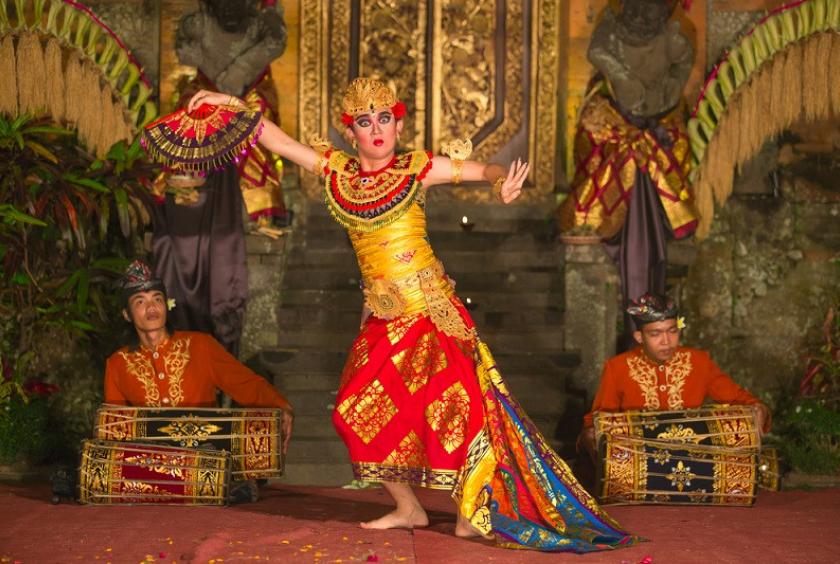 Legong, a traditional Balinese dance, performed in Ubud, Bali. (Shutterstock/Ko Backpacko)