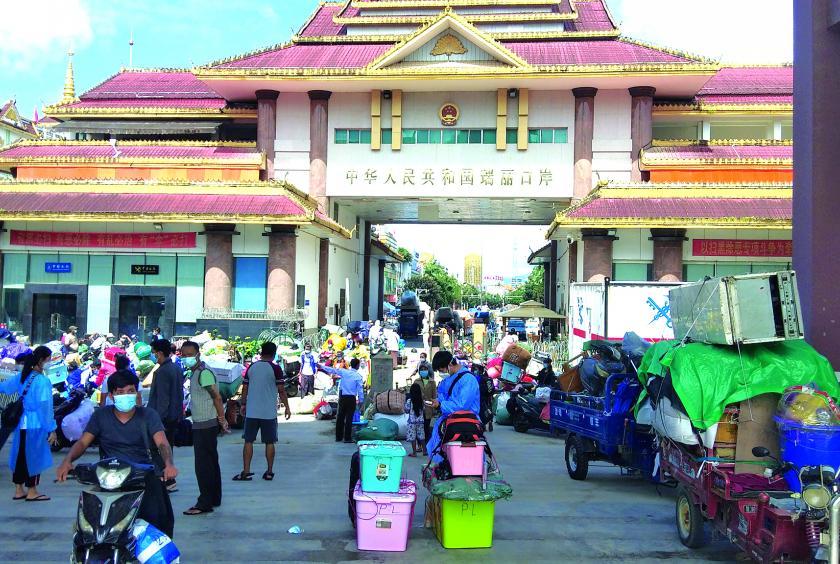 Myanmar migrant workers returning from China seen at Nandaw border gate in Muse Photo-Pyae Sone (Muse)