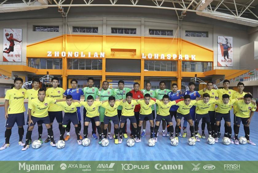The players of Myanmar Futsal squad had a group photo taken together with coaches and managers in Zhonglain Lohas Park Sport Center. (MFF) 