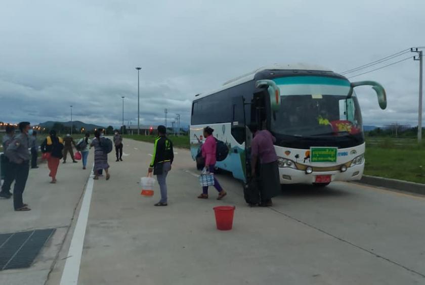 Myanmar returnees seen at Myawady border gate  