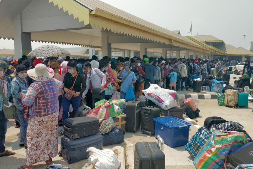Myanmar migrant workers seen at Myawady Friendship Bridge No (2) on March 26