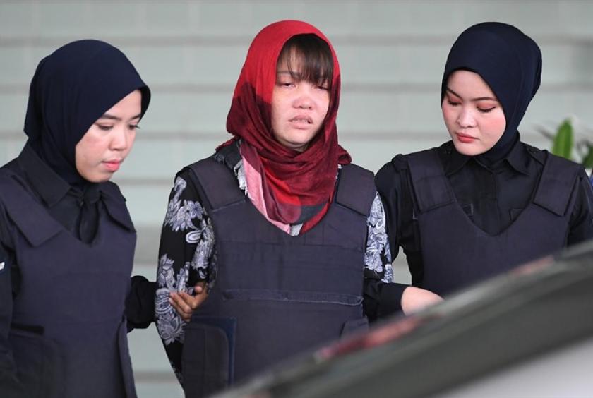 Đoàn Thị Hương (centre) leaves the Shah Alam High Court of Selangor State of Malaysia on Thursday after the trial was postponed. — AFP/VNA Photo 