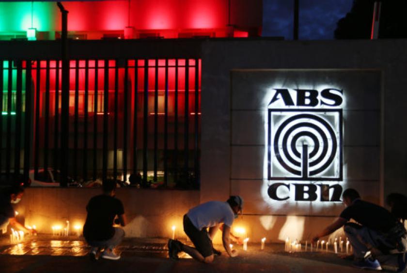 ‘KEEP US IN YOUR THOUGHTS’ ABS-CBN employees light candles in solidarity as the network’s darkest hour came on Tuesday night. —EDWIN BACASMAS