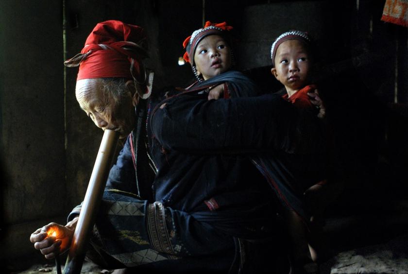 An old Mông woman carrying her grandchildren in Cát Cát Village, Sapa Township. VNS photo Việt Thanh Nguyễn 