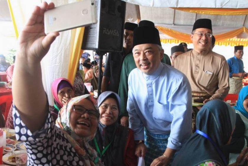 The King and I: Sultan Abdullah posing for photographs with guests at a jamuan rakyat after Friday prayers in Masjid Baru, Temerloh in Pahang. 