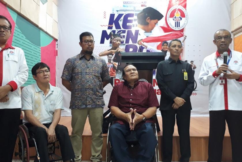 Youth and Sports Ministry spokesperson Gatot S. Dewa Broto (right) briefs the press on Indonesia's preparation for the 10th ASEAN Para Games in Jakarta on Dec. 16. Gatot was accompanied by National Paralympic Committee (NPC) president Senny Marbun (third right), NPC deputy secretary-general Rima Ferdiyanto (third left) and chef de mission Andi Herman (second right) at the event. (JP/Ramadani Saputra)