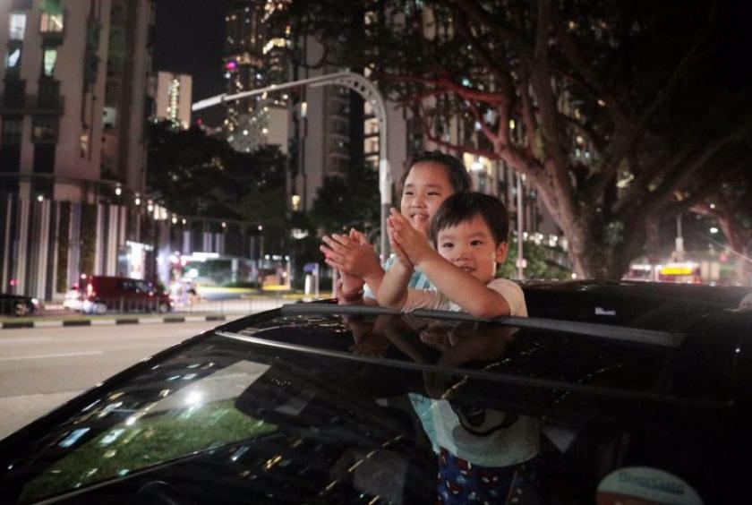 Siblings Lucas Low, four, and Hayley Low, eight, applauding in appreciation of Covid-19 frontline workers, at Cantonment Road on March 30, 2020.ST PHOTO: JASON QUAH