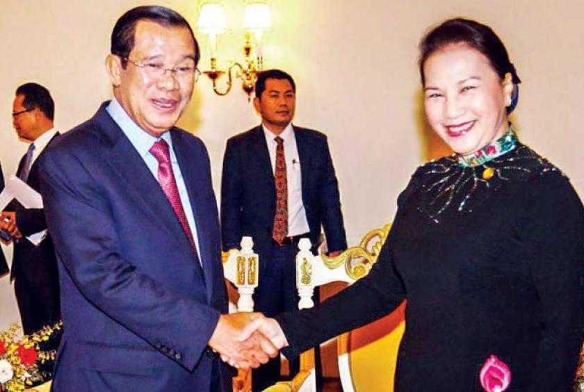Prime Minister Hun Sen (left) and Chairman of the National Assembly of Vietnam Nguyen Thi Kim Ngan shake hands./Hun Sen’s Facebook
