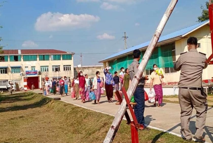 Caption: Prisoners released from Kyaikmaraw prison