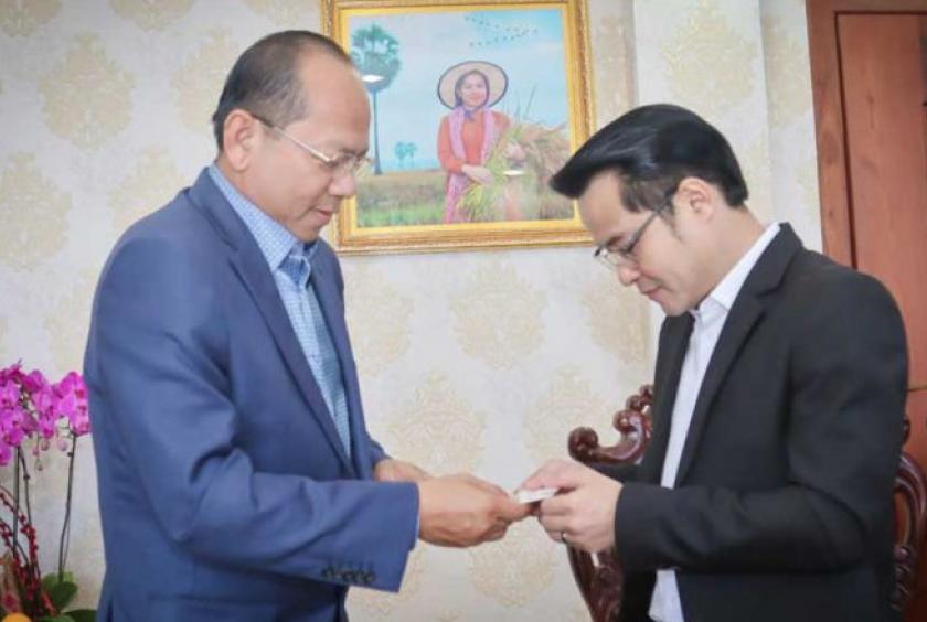 Pursat provincial governor Mao Thornin (left) hands a name card to Precise Electric Manufacturingmanaging director Nathapong Korom, who said the province’s energy sector has a lot of potential,especially in hydropower. PURSAT PROVINCIAL HALL