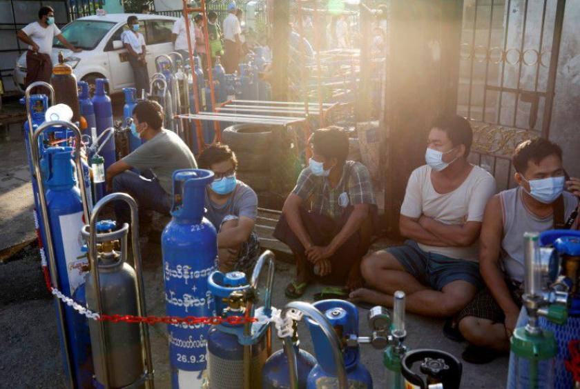 Locals line up with their tanks to refill oxygen during the coronavirus disease (COVID-19) outbreak in Yangon, Myanmar, July 14, 2021. REUTERS/Stringer/File Photo