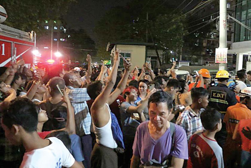 People views a high building in Tamway Township slightly tilted by last night's quake (Photo-Kyi Naing) 