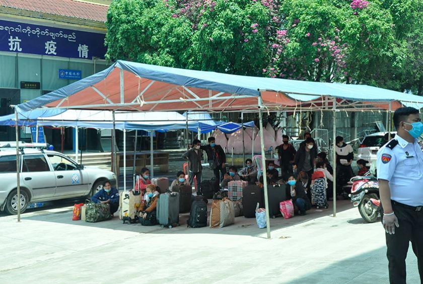  People seen returning from China (Photo-Pyae Sone)