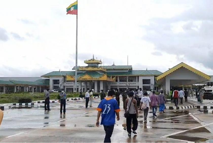 Myanmar migrant workers seen at Myawady-Mae Sot Friendship Bridge No.2 after returning from Thailand on August 11.