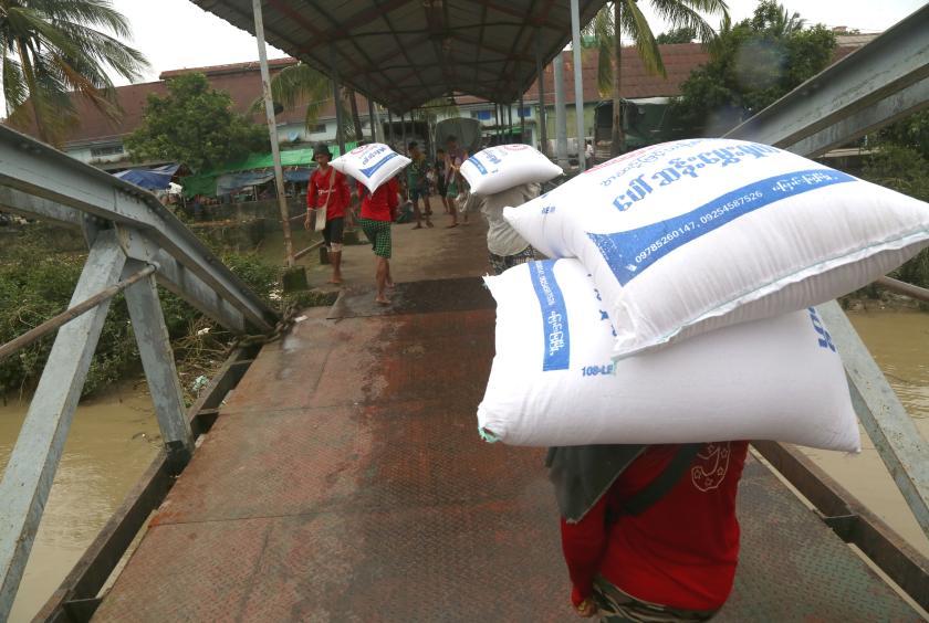 Bags of rice being loaded and unloaded at Wadan jetty (Photo-Kyi Naing) 