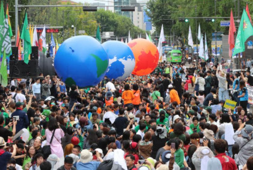 Some 4,000 people gather for a demonstration calling on the government for action on climate change in Daehangno, central Seoul, Saturday. (Yonhap)