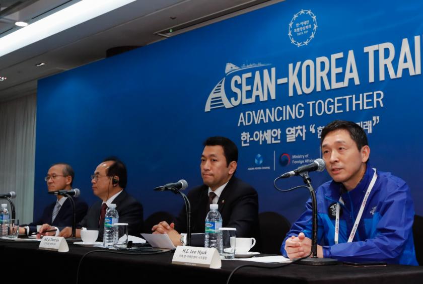Pictured from left to right are South Korean Ambassador to ASEAN Lim Sung-nam, Busan Mayor Oh Keo-don, Myanmar Ambassador to South Korea U Thant Sin and ASEAN-Korea Center Secretary-General Lee Hyuk, at a press conference in Busan on Wednesday to kick off the event “ASEAN-Korea Train: Advancing Together.” (ASEAN-Korea Center)