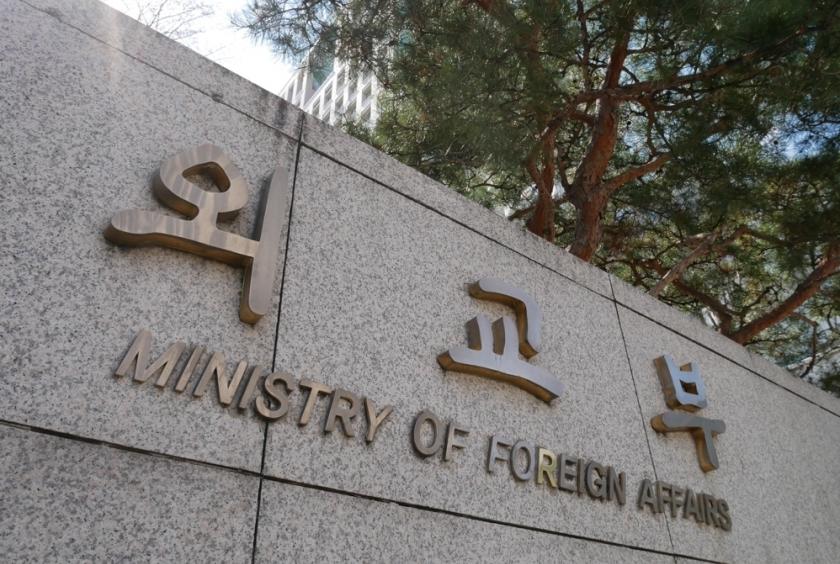Coronavirus: South Korea promises retaliation as Japan limits entry to visitors