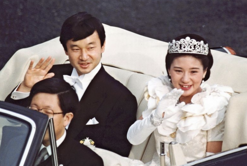 The new Emperor and Empress wave to people lining the parade route after their wedding ceremony on June 9, 1993./The Japan News