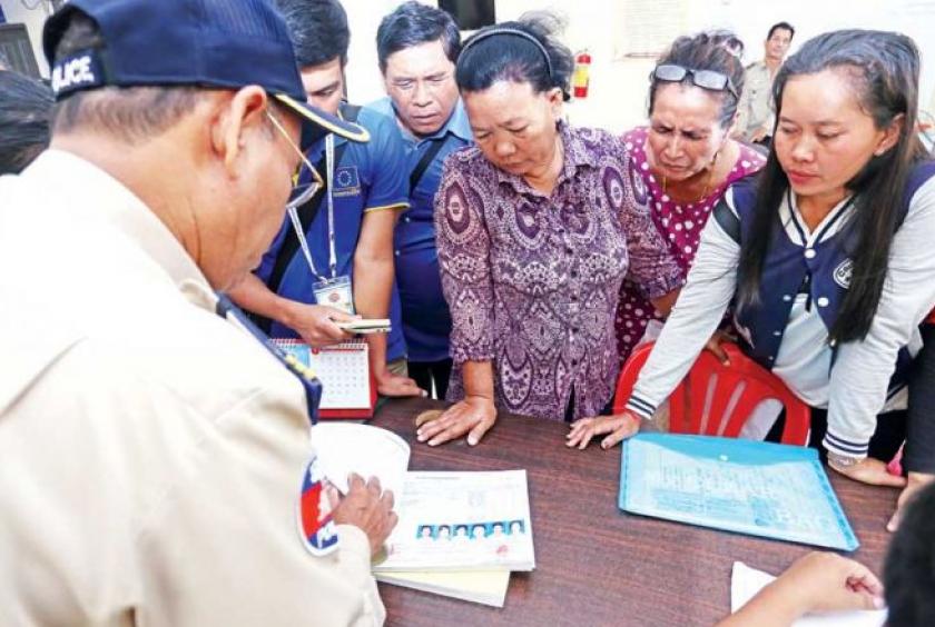 Seventeen families from Phnom Penh’s Meanchey district protest against district authorities for designating them as Vietnamese immigrants./Hong Menea/Phnom Penh Post