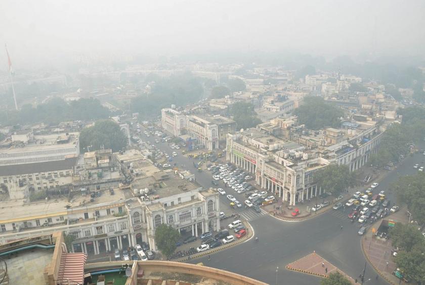 Smog engulfs the national capital. (Photo: IANS)