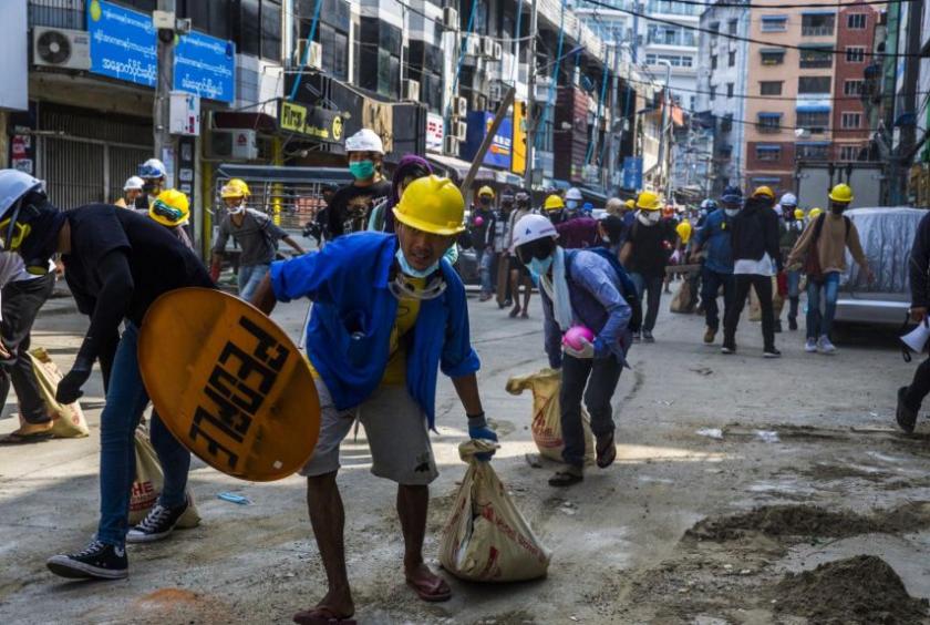 People protesting the military coup set up makeshift barricades in a road in Yangon, on March 3, 2021.PHOTO: NYTIMES