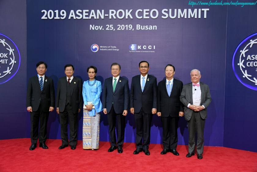 State Counsellor Daw Aung San Suu Kyi poses for a documentary photo together with regional leaders who are present at ASEAN-ROK CEO Summit.