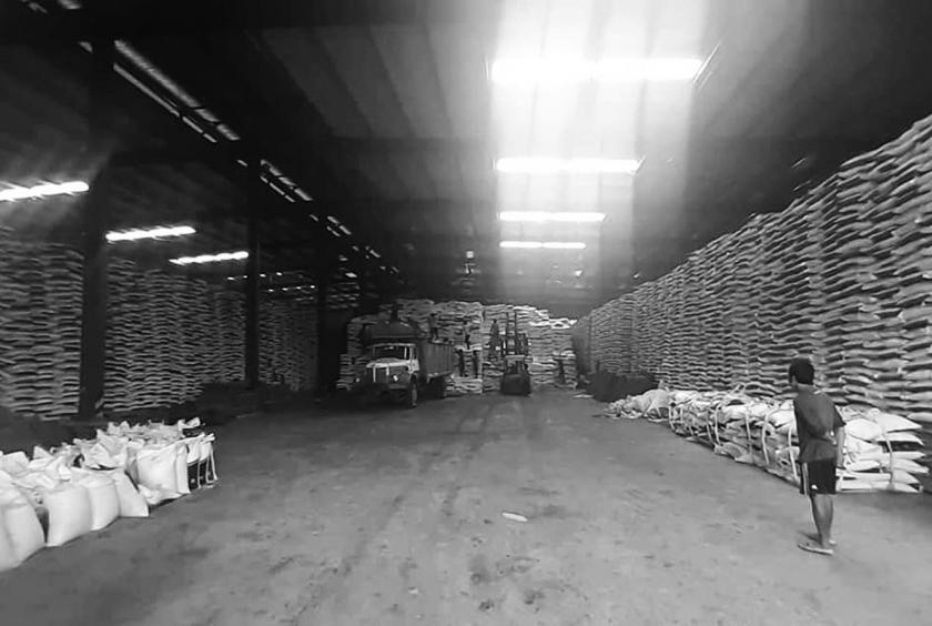 The photo shows a scene of domestic sugarcane factory.