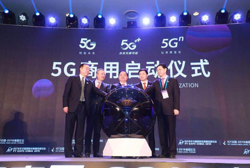 Chen Zhaoxiong, vice minister of industry and information technology, center, and chairmen of China's big three telecom operators and China Tower Corp kicked off commercialization of 5G services in Beijing on Oct 31. [Photo provided to chinadaily.com.cn]