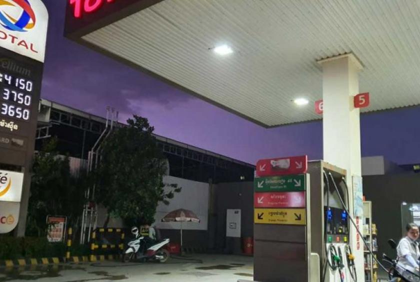 The retail price of petrol in the Kingdom is to not exceed 3,750 riel per litre at fuel stations, with diesel no more than 3,650 riel. Photo- Hin Pisei