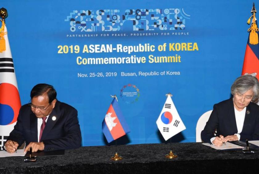 Minister of Foreign Affairs and International Cooperation Prak Sokhonn (left) and his South Korean counterpart Kang Kyung-wha sign an agreement to avoid double taxation on income and prevent tax evasion. Korean Foreign Ministry