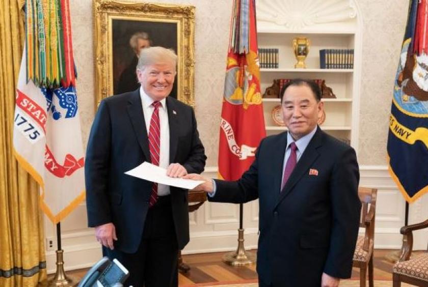 North Korean envoy Kim Yong-chol presents US President Donald Trump a letter from North Korean leader Kim Jong-un on Friday in the Oval Office. (Yonhap)