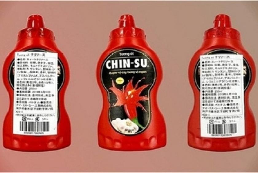 Made-in-Viet Nam Chin-su chili sauce products with Japanese labels on the back. — VNA/VNS File Photo