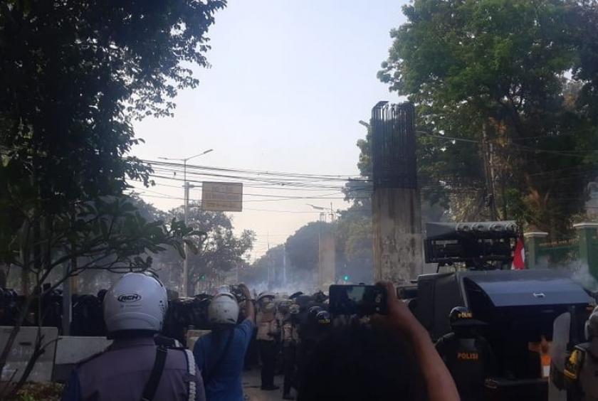 Protests by various elements on Monday in Palmerah, Central Jakarta started to get ugly in the afternoon with the protesters throwing plastic bottles and stones at police who shot tear gas back in return. (kompas.com/Bonfilio Mahendra Wahanaputra)