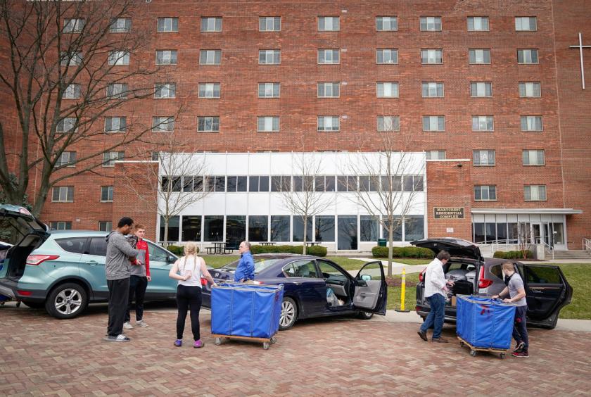 Students and their families load cars before a deadline to vacate University of Dayton in Ohio on-campus housing due to measures to combat the spread of novel coronavirus, in Dayton, Ohio, US, March 11, 2020. [Photo/Agencies]