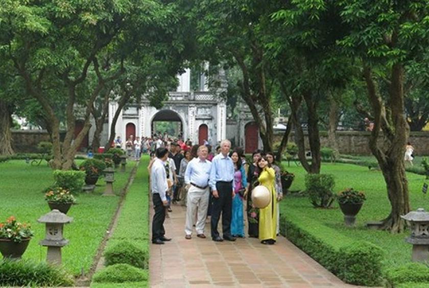 Foreign visitors at the Literature Temple in Hà Nội. —Photo giaoduc.edu.vn