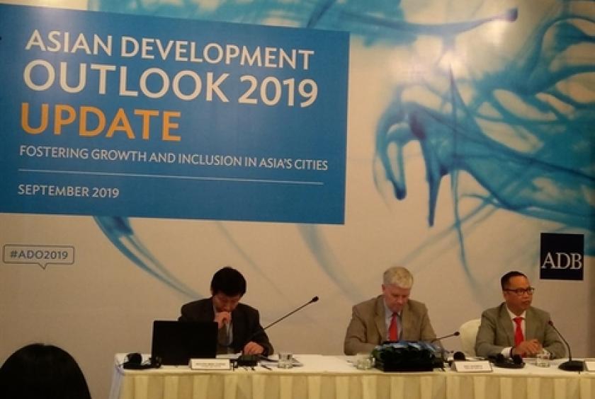 ADB representatives at the report launch on Wednesday. The bank retained its growth forecasts for Viet Nam at 6.8 per cent in 2019 and 6.7 per cent in 2020. — VNS Photo Mai Huong