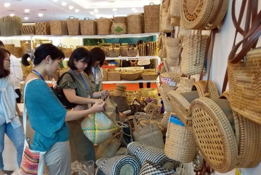 Customers browse handicraft products at a shop in Hà Nội. Photo news.lota.vn 